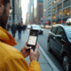 Personne comparant prix sur smartphone avec taxi jaune et Uber noir en ville