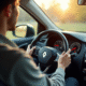 Personne entrant le code radio dans une Renault en journée