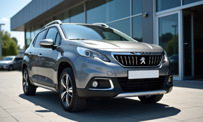 Peugeot 2008 gris métallique devant un concessionnaire