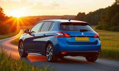 Peugeot 308 2015 sur route de campagne en golden hour