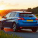 Peugeot 308 2015 sur route de campagne en golden hour