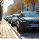 Rue urbaine en Allemagne avec voitures neuves abordables